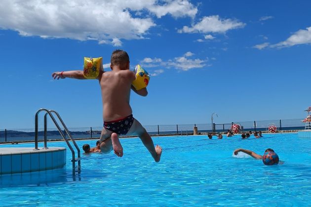 romi romski otroci morje.jpg