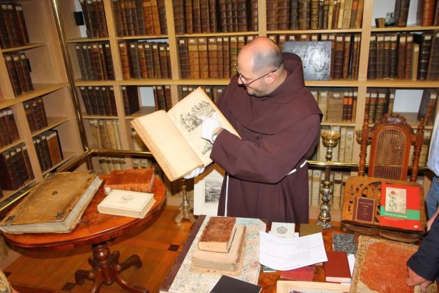 FOTO KNJIŽNICA FRANČIŠKANSKEGA SAMOSTANA.JPG