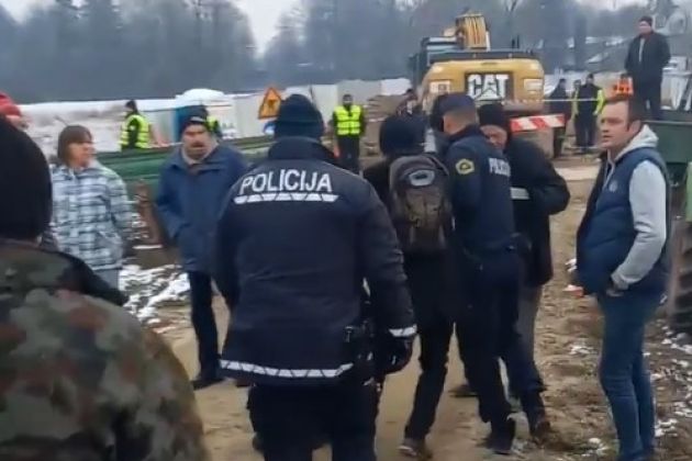 protest, policija, gradnja kanalizacijskega kanala.jpg