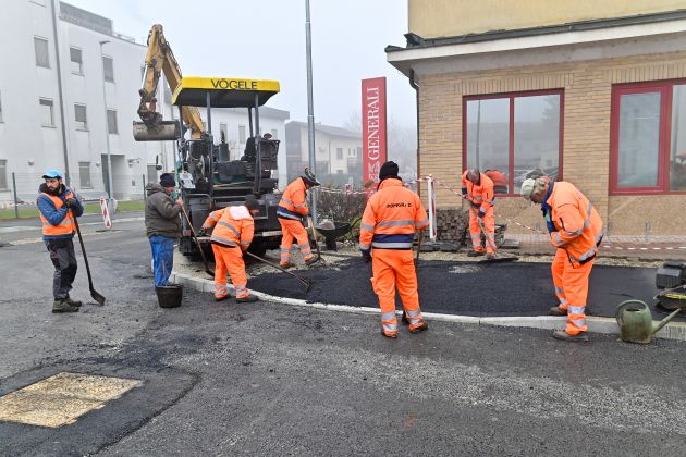 asfaltiranje, pomgrad, delavci, promet, gradbinci, gradbena-dela, gradbeni-stroji, stroj