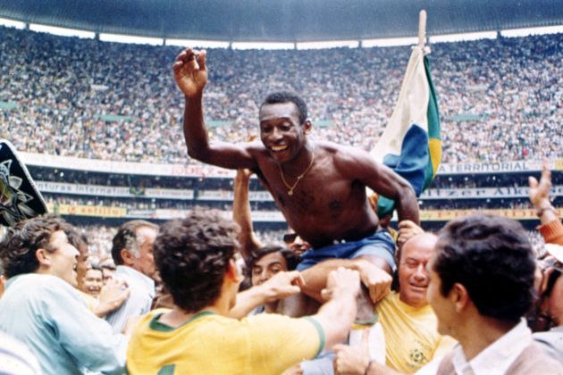 Pele na ramenih navijačev v Mehiki leta 1970 - z Brazilijo je osvojil svoj drugi naslov svetovnega p