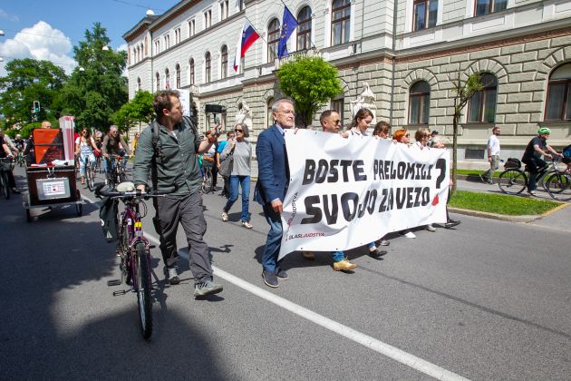 kolesarji vlada m24.jpg