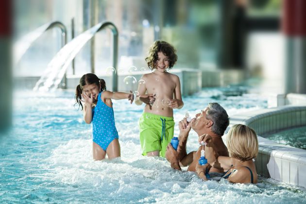 indoorpool_kids_grandparents_ZR_DD2016_lowres.jpg