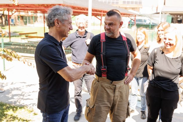 golob prostovoljci menges vlada.jpg