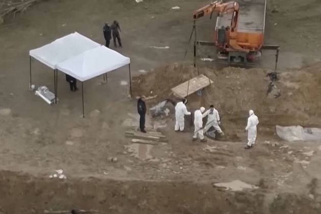 ukrajina trupla grobisce yt.jpg