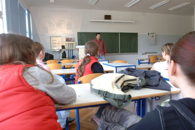 sola ucilnica ucenci solarji ucitelj pouk m24 ap.jpg