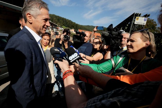 golob prevalje vlada.jpg