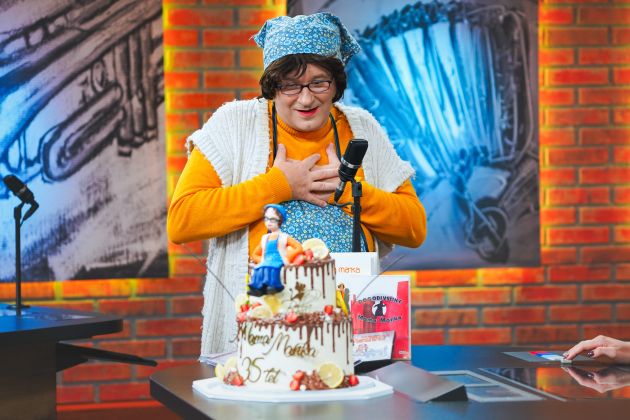 Ko je zagledala torto presenečenja, se ji je milo storilo.