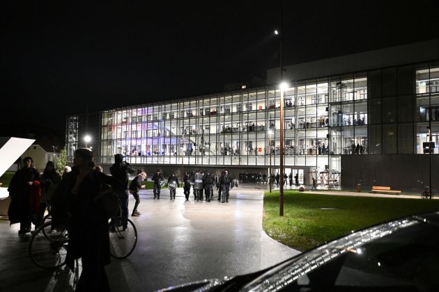 center rog policija protest m24 sr.jpg