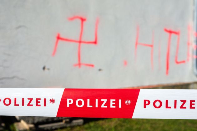 policija avstrija svastike pf.jpg