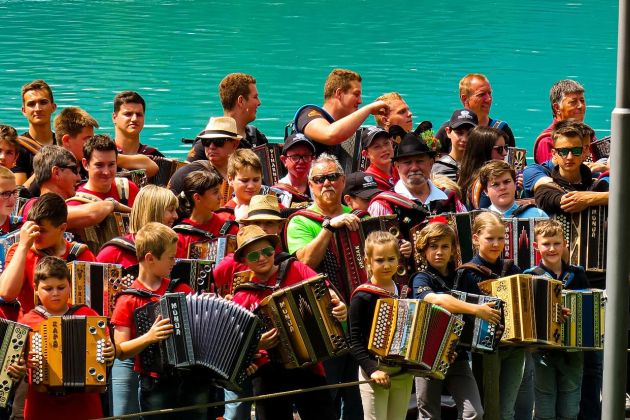 harmonike ob blejskem jezeru.jpg