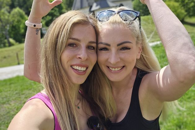 Lea Mederal Gams in Saška Smodej iz skupine Skater na potepu na Boč, kjer bo naslednja prireditev La