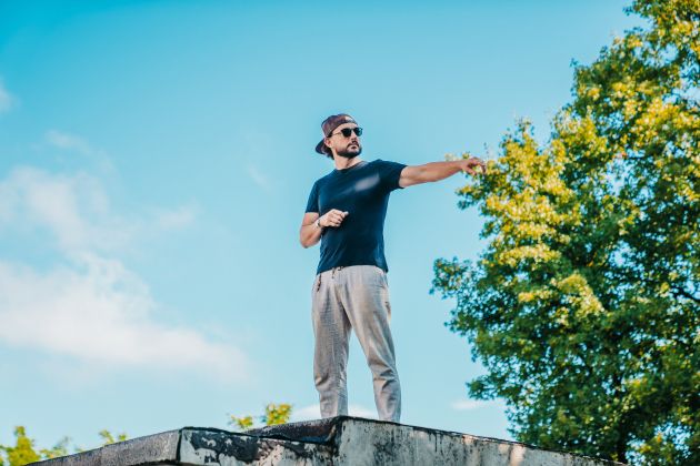 Doživite noč polno poezije, ritma in iskrenosti pod zvezdami v srcu Ljubljane. Ne zamudite priložnos