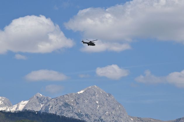 helikopter gore planine gorski resevalci resevanje kamniske alpe bobo.JPG