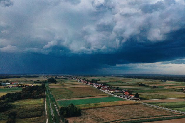simbolična, nevihta, neurje, vreme, oblačno, oblaki, dron