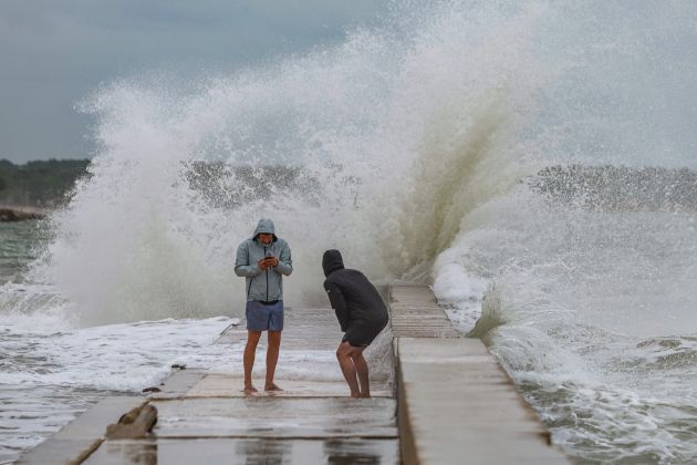morje valovi neurje nevihta.jpg