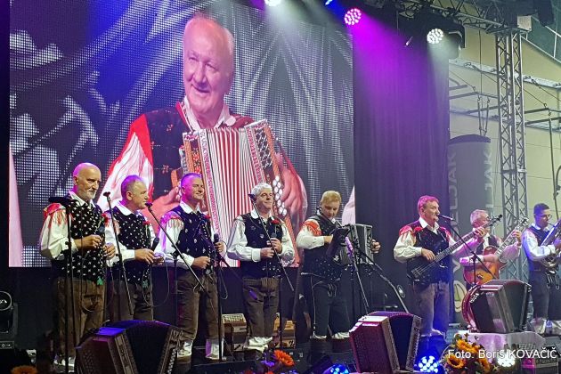 Ansambel bratov Poljanšek z Rudijem Poljanškom v ozadju..jpg