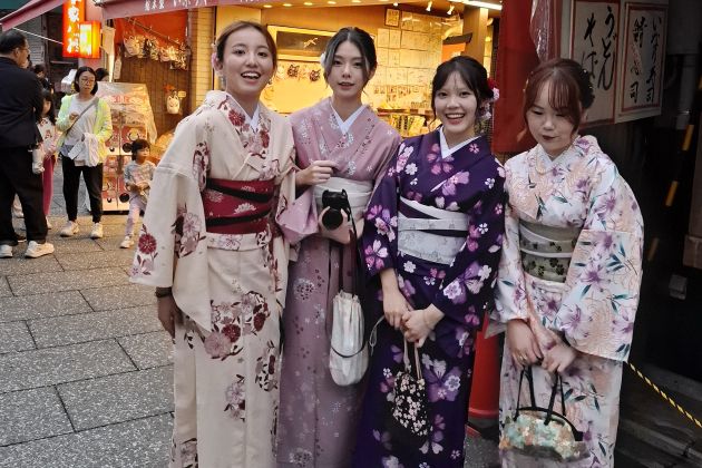 JAPONKE V KIMONU .jpg