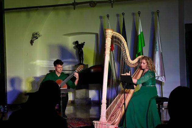 KRITIKA Urška Križnik Zupan, harfa in Erazem Izidor Grafenauer, kitara.jpg