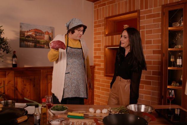 Mama Manka je spretno rokovala z govedino.