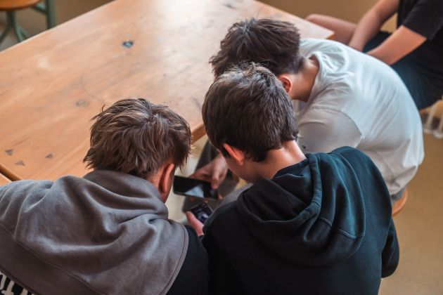 simbolična, šola, uporaba-telefona-med-poukom, telefoni-v-šoli, učenci, mobilne-naprave, učilnica