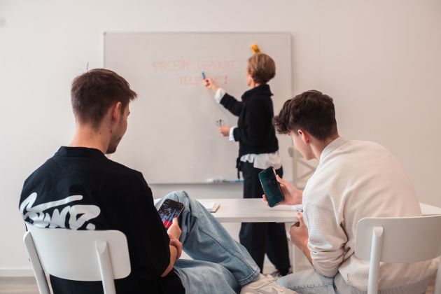 simbolična, šola, uporaba-telefona-med-poukom, telefoni-v-šoli, učenci, mobilne-naprave, učilnica