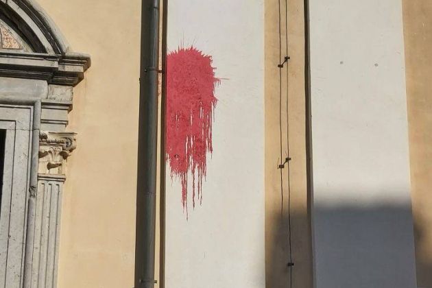 stolnica ljubljana napad barva.jpg