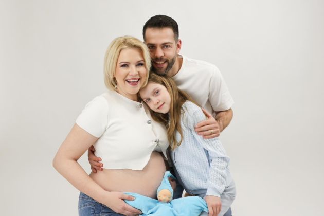 Z največjim veseljem razkrivamo našo majhno – a hkrati največjo skrivnost: kmalu bomo v naročje spre