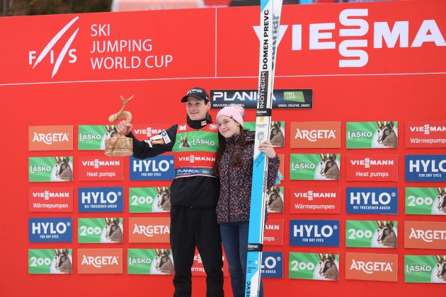 Zmagovalka natečaja Skupine Triglav Zala Ban je pokal Zmagovalni polet predala Domnu Prevcu_mala.jpg