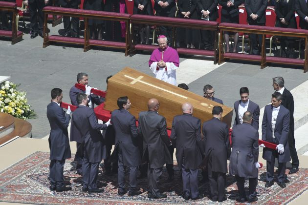 papez francisek krsta pogreb.jpg