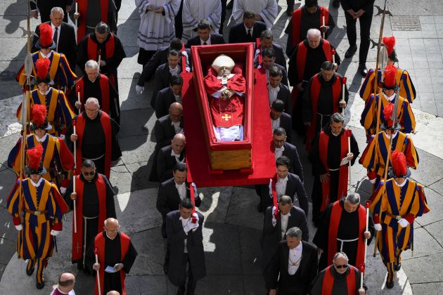 - UV2-papez- profimedia-0991198107.jpg