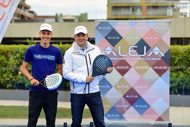 Smučarski skakalec Timi Zajc in direktor ALEJE Toni Pugelj (Foto Borut Cvetko).jpg