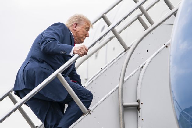 trump letalo stopnice spotik.jpg