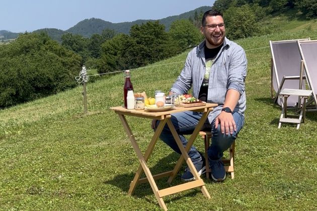 Žiga med snemanjem oddaje Kmetovati je lepo. Očitno res. Snemanje na ekološki kmetiji Kozman, zajtrk