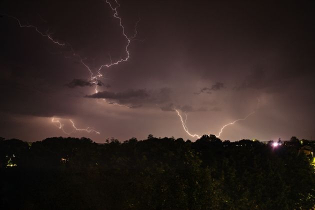 simbolična, nevihta, neurje, dež, strela, strele, grmenje, oblaki, oblačno, narava
