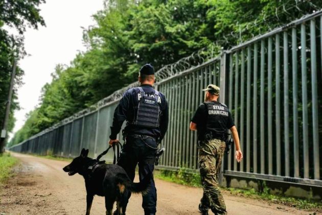 poljska policija meja ograja.jpg