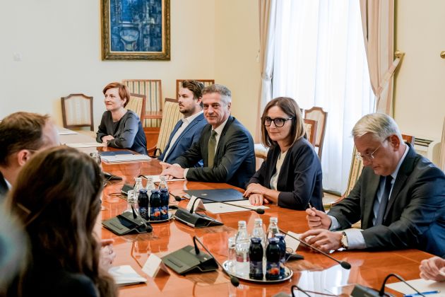 parlamentarni vrh sestanek strank.jpg