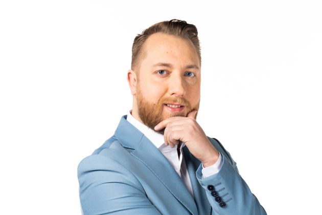 Aleksander Pozvek - Aleksander Pozvek je stand up komik, novinar oddaje Svet na Kanalu A in imitator