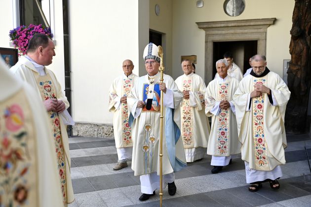 brezje 2025 marija masa cerkev zore.jpg