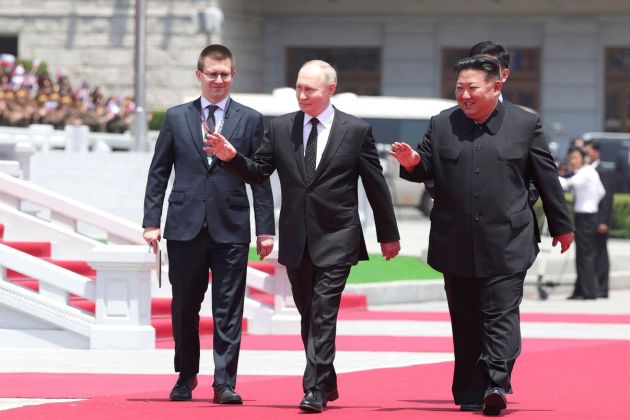 vladimir putin kim jong un 2024.jpg