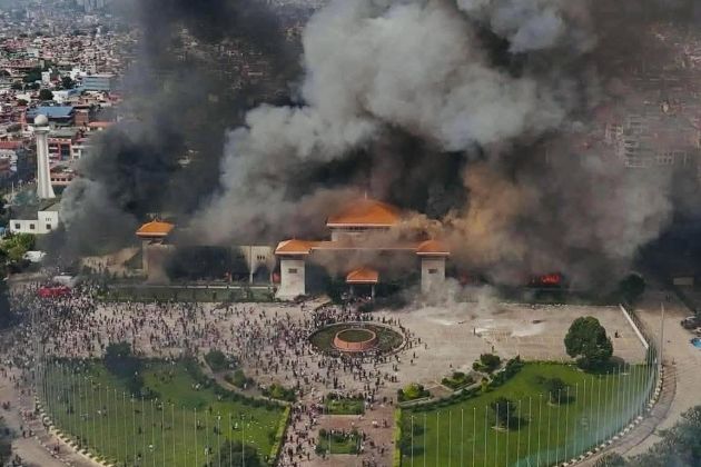 nepal katmandu parlament ogenj.jpg