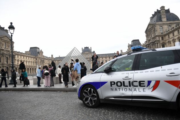 louvre policij.jpg