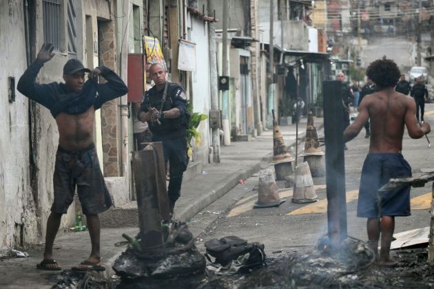 rio de janeiro favela policija gangsterji.jpg