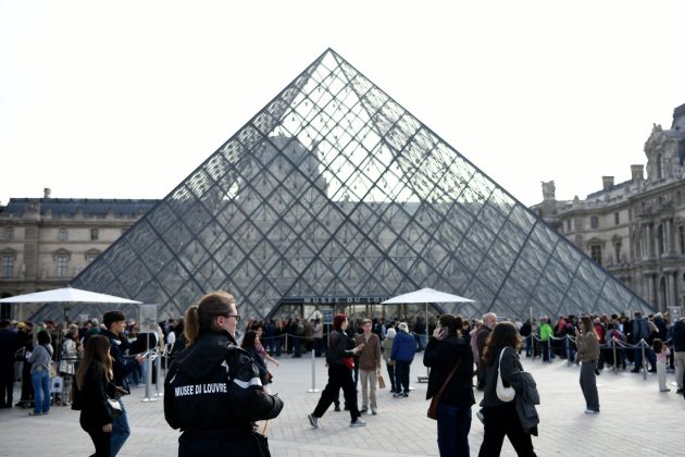 louvre policija muzej.jpg