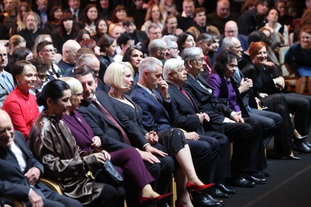 Slavnostna dvorana je bila polna uglednih gostov iz kulturnega, političnega in družbenega življenja