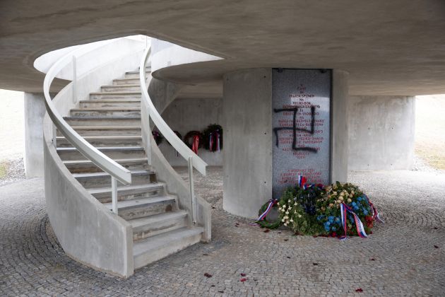 drazgose spomenik kljukasti kriz.JPG