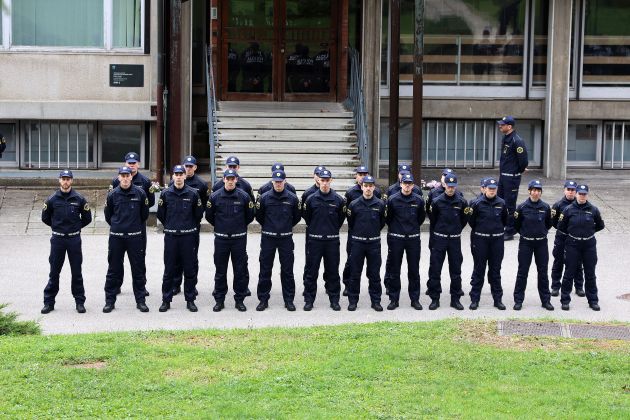 policija policisti.jpg