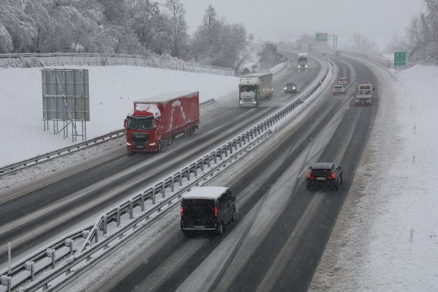 sneg cesta zima promet.jpg