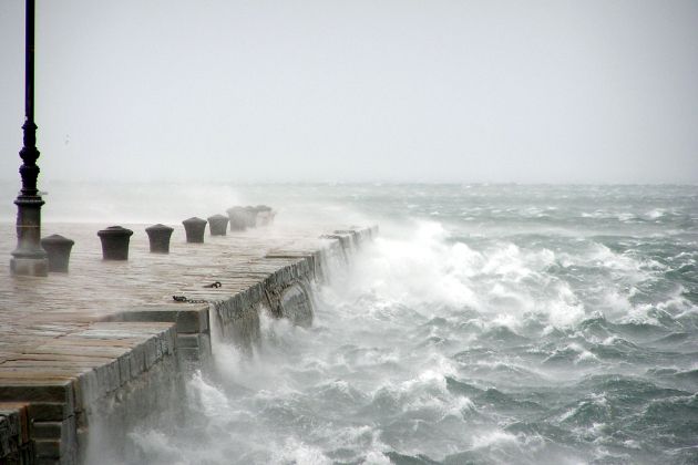 burja veter morje neurje.jpg