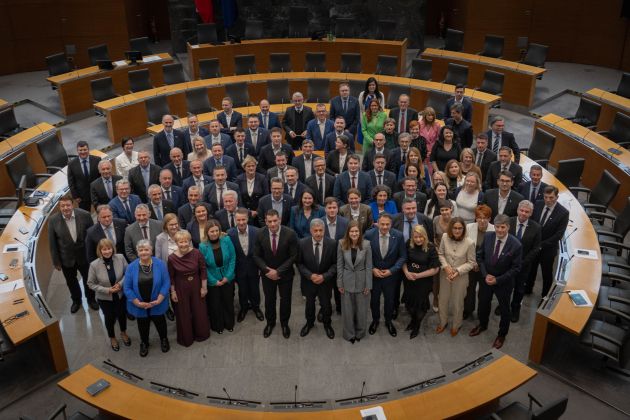 poslanci skupinska.jpg